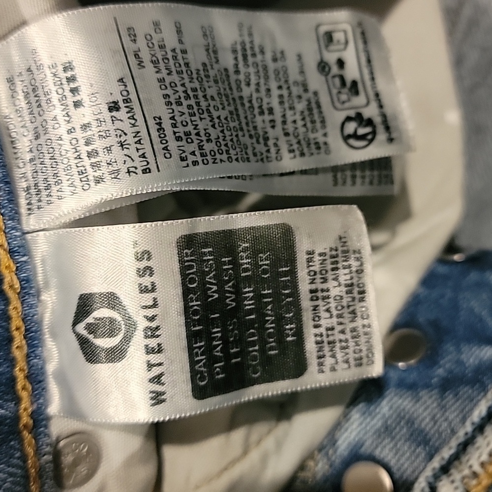 Levi's Women's Light Blue Straight Leg Jeans~Size W27 L32 - Picture 3 of 9